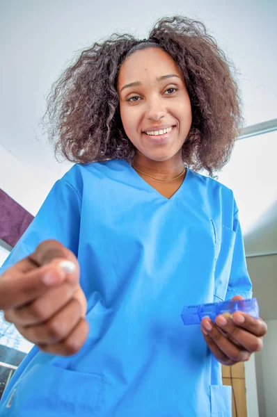 Médico Africano Entregando Píldora Médica Hospital —  Fotos de Stock