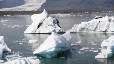 Sudaki küçük buzdağlarının manzaralı görüntüleri