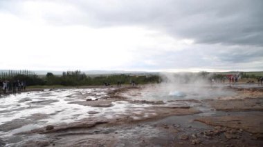 Bulutlu bir günde güzel kaplıcaların manzaralı görüntüleri