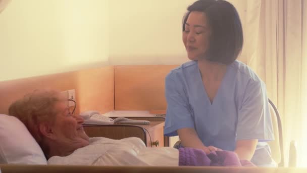 老人ホームで介護する看護師の映像 — ストック動画