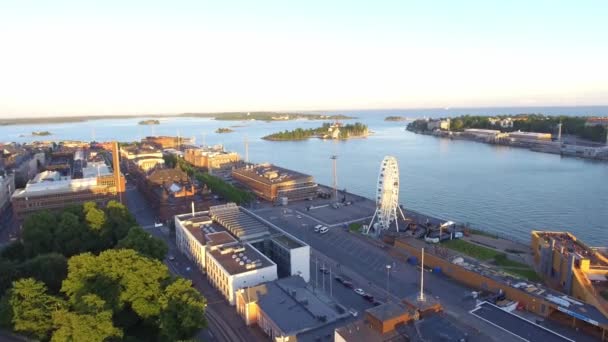 Letecké Panoramatické Záběry Krásného Ostrova Spoustou Budov Slunný Večer — Stock video