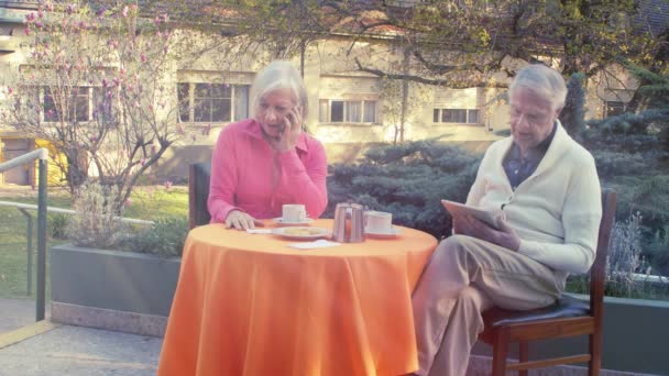 Záběry Starších Párů Trávících Čas Domově Důchodců — Stock video