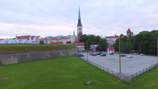 Bulutlu Bir Günde Küçük Bir Şehirdeki Kilisenin Görüntüleri — Stok video