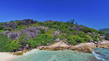 Güzel Seyşeller Plajı ve dağların havadan görünümü