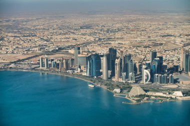 Doha, Katar. Bir movi güzel modern siluetin havadan görünümü