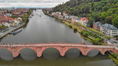 Heidelberg Aerial View, Almanya. Chain Bridge boyunca uçan drone