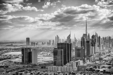 Gün batımında gökyüzünden görüldüğü gibi Dubai şehir merkezi, modern şehir skyli