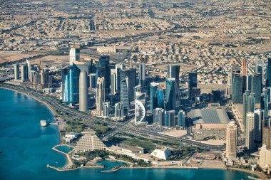 Gökyüzünden Doha, Katar. Şehir silueti ve modern binalar