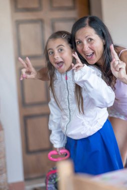 Genç liseli kız okulunun ilk günü için evden çıkıyor., 