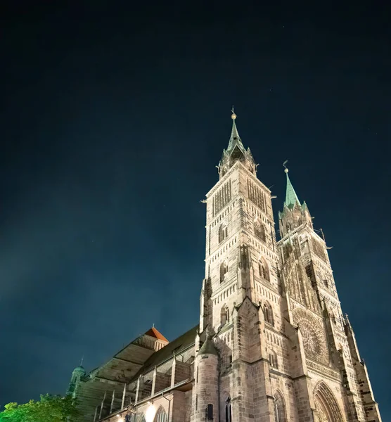 St Lorenz kyrka på natten, Nürnberg, Tyskland — Stockfoto