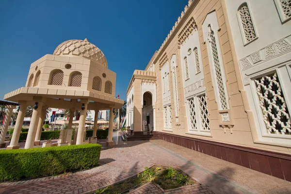 DUBAI, UAE - DECEMBER 2016: Exterior view of Jumeirah Mosque alo — Stock Photo, Image