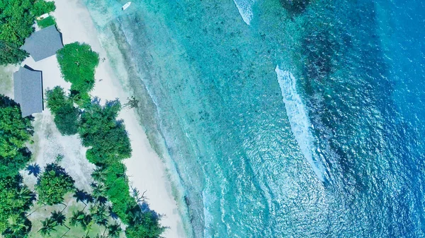 素晴らしい熱帯のビーチの空中ビュー — ストック写真