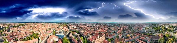 Nehir ve ortaçağ inşa ile Nürnberg şehir manzarası havadan görünümü — Stok fotoğraf