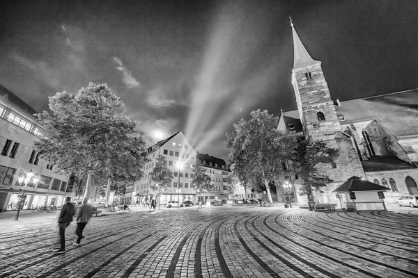 Iglesia de San Jakob y plaza de la ciudad por la noche, Nuremberg - Alemania — Foto de Stock