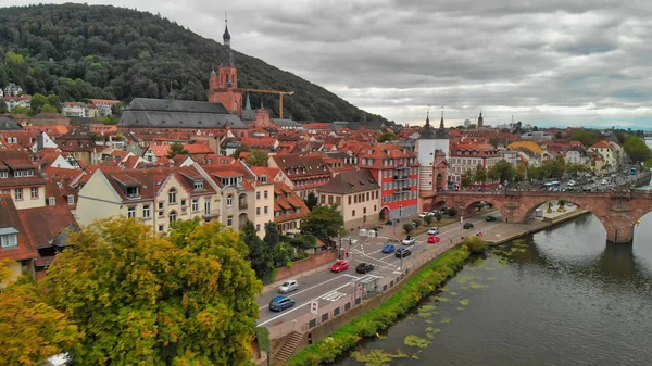 Heidelberg Air View, Alemanha. Drone voando ao longo da Ponte Cadeia — Fotografia de Stock