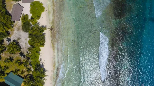 Über Kopf abwärts Luftaufnahme des erstaunlichen Strandes von einem fliegenden Dro — Stockfoto