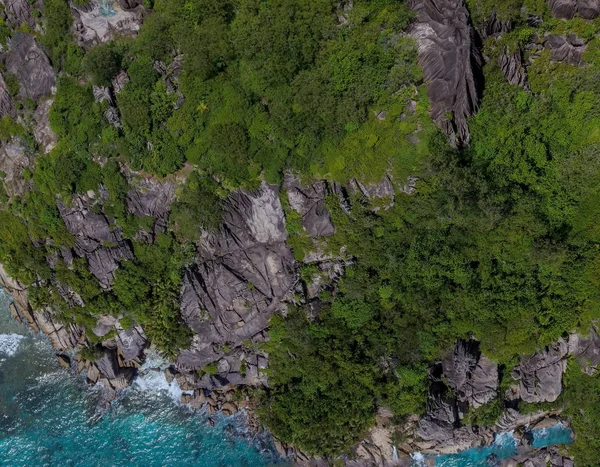 Vista aérea aérea de la hermosa playa de Seychelles y las montañas — Foto de Stock