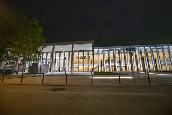 WIESBADEN, ALEMANIA - 13 DE SEPTIEMBRE DE 2019: Edificio municipal por la noche . — Foto de Stock