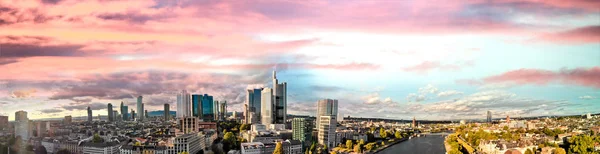 Frankfurt / Main Skyline Drone aéreo panorâmico disparado ao longo do riv — Fotografia de Stock