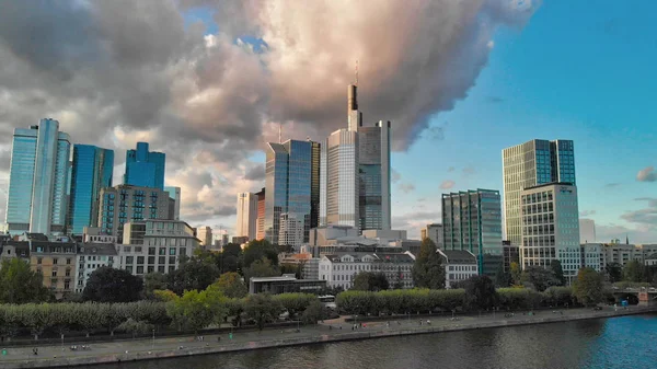 Frankfurt / Main Skyline: Drohne bei Sonnenuntergang abgeschossen, Blick entlang der Skyline — Stockfoto
