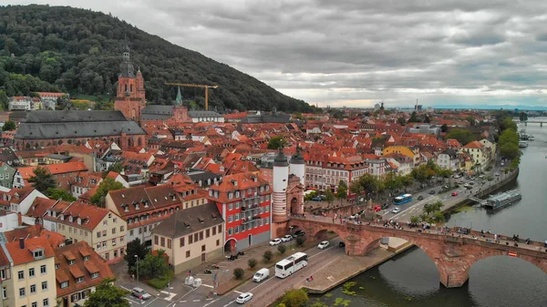 Heidelberg letecký pohled, Německo. Drone plující podél řetězového mostu — Stock fotografie