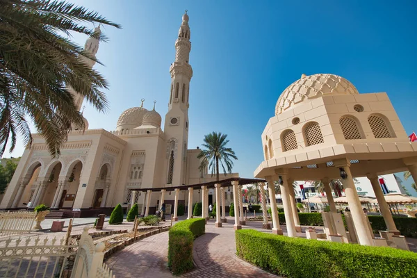 DUBAI, UAE - DECEMBER 2016: Exterior view of Jumeirah Mosque alo — Stock Photo, Image