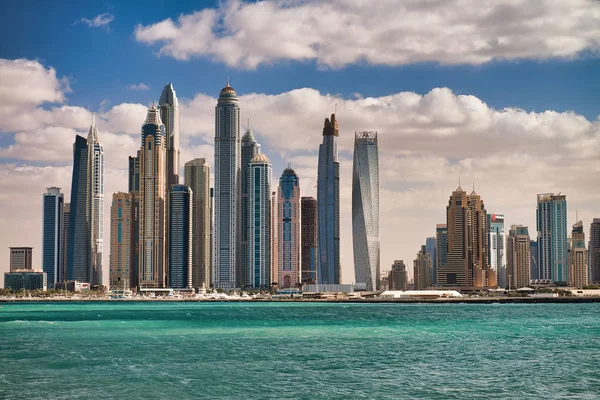 Majestätische moderne Gebäude des Jachthafens von Dubai. Vereinigte Arabische Emirate, — Stockfoto