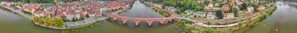 Heidelberg Aerial View, Tyskland. Drone flyger längs Kedjebron — Stockfoto