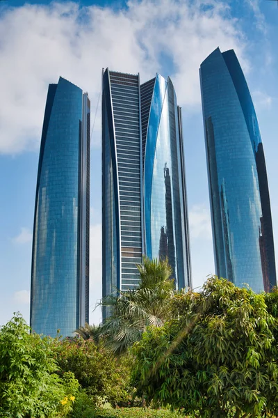 Edifícios modernos ao longo da Corniche Street em Abu Dhabi em um belo — Fotografia de Stock