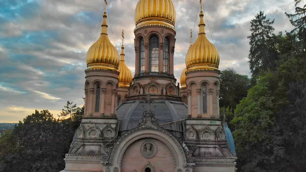Rosyjski Kościół prawosławny widok z lotu ptaka w Wiesbaden o zachodzie słońca, Germ — Zdjęcie stockowe