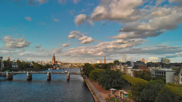 Lucht vliegen langs de futuristische skyline van het bedrijf en Fina — Stockfoto