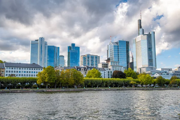 Francoforte skyline moderno al crepuscolo, Germania — Foto Stock
