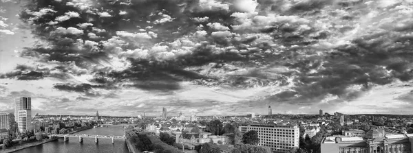 Frankfurt / Main Skyline Aerial Drone Shot At Sunset, vista a lo largo de t —  Fotos de Stock