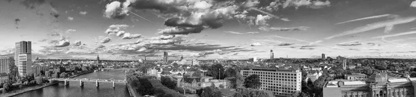 Frankfurt/Main Skyline dron lotniczy strzał w zachód słońca, widok wzdłuż t — Zdjęcie stockowe