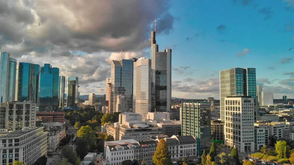 Aereo che vola lungo lo skyline futuristico del business e fina — Foto Stock