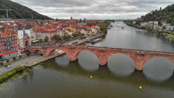 Vista aérea del horizonte de Heidelberg desde el dron, el Puente de la Cadena y la ciudad — Foto de Stock