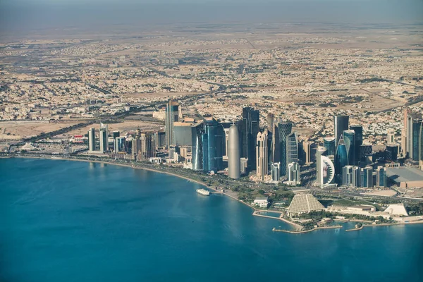 Doha, qatar. Luftaufnahme der schönen modernen Skyline aus einer beweglichen — Stockfoto