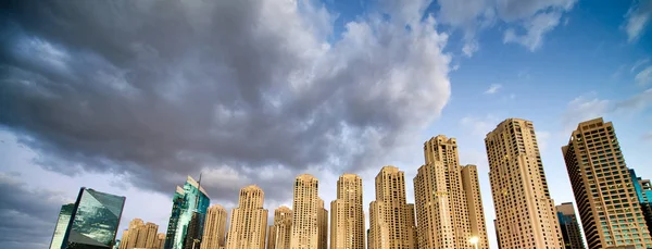 Величественные современные здания Dubai Marina. Объединенные Арабские Эмираты , — стоковое фото