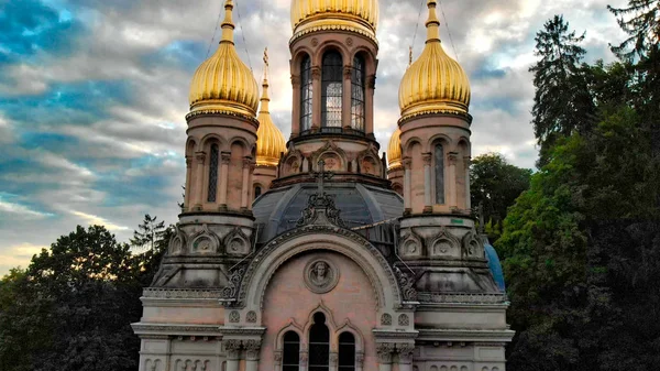 Rosyjski Kościół prawosławny widok z lotu ptaka w Wiesbaden o zachodzie słońca, Germ — Zdjęcie stockowe