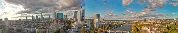 Aerial Flying längs den futuristiska skyline The Business och fina — Stockfoto