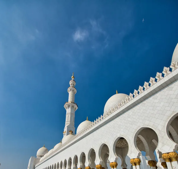 Sheikh Zayed-moskén på en vacker solig dag, Abu Dhabi, UAE — Stockfoto
