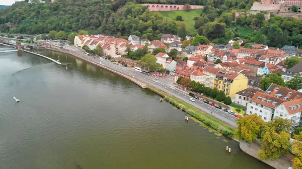 Heidelberg Air View, Alemanha. Drone voando ao longo da Ponte Cadeia — Fotografia de Stock