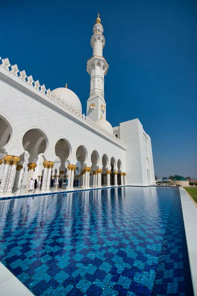 ABU DHABI, UAE - DECEMBER 2016: Exterior view of  Sheikh Zayed M — Stock Photo, Image