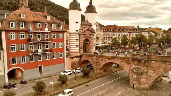 Heidelberg Aerial View, Alemania. Drone volando a lo largo de Chain Bridge —  Fotos de Stock