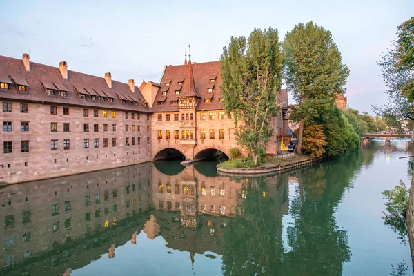 Edificios de Nuremberg a lo largo del río Pegnitz al atardecer, Alemania — Foto de Stock