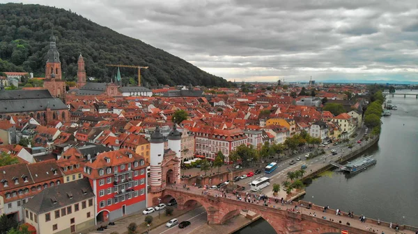Heidelberg letecký pohled, Německo. Drone plující podél řetězového mostu — Stock fotografie