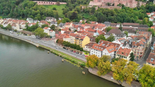 Vista aérea del horizonte de Heidelberg desde el dron, el Puente de la Cadena y la ciudad —  Fotos de Stock