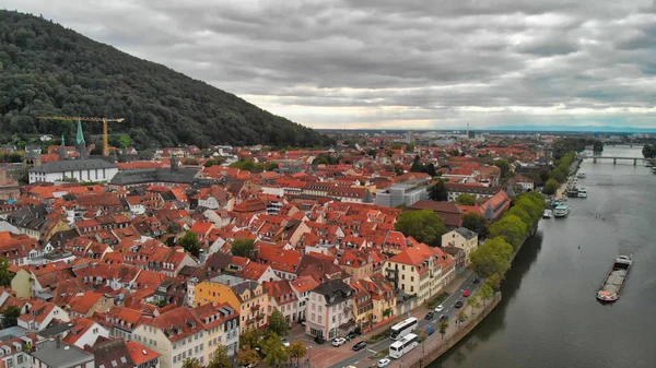 Vista aérea del horizonte de Heidelberg desde el dron, el Puente de la Cadena y la ciudad —  Fotos de Stock