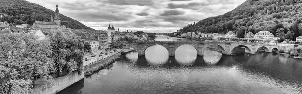 Heidelberg panorama pohled z dronu, řetězového mostu a města — Stock fotografie