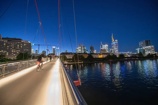 Holbeinsteg Bridge at night with Frankfurt skyline — Stock Photo, Image